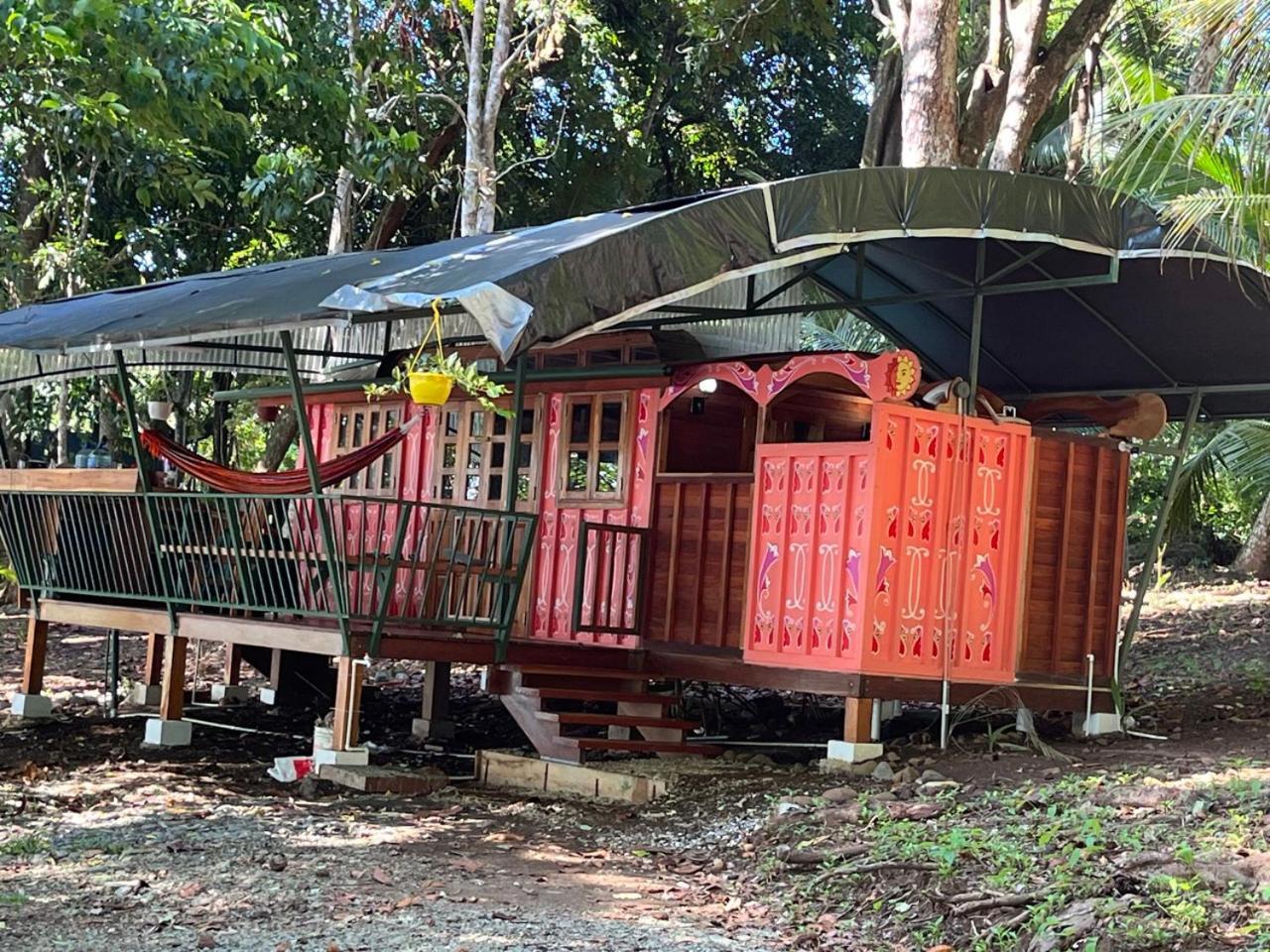 Gypsy Wagons Hotel Pavones  Eksteriør billede